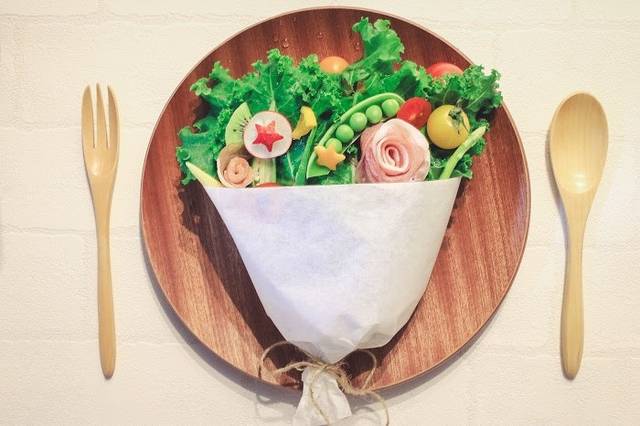 生ハムのお花が可愛い！かがやケールのブーケサラダの画像｜おしゃれなフリー写真素材：GIRLY DROP (45052)