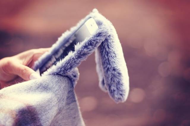 もっさりして可愛すぎるウサギのスマホケース（スマホの防寒に最適）の画像｜おしゃれなフリー写真素材：GIRLY DROP (49117)