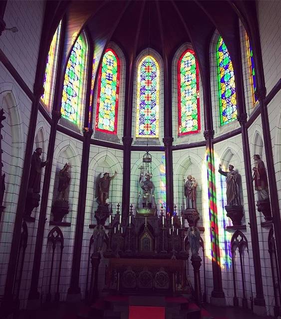 フォトジェニック　聖ザビエル天主堂　祭壇とステンドグラス