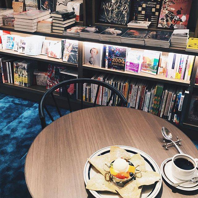 渋谷QFRONTの７階にあるワイアードのブックカフェ