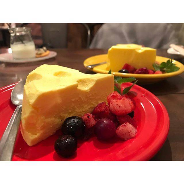 Yuri Sakuma on Instagram: “トムとジェリーっぽいチーズケーキめちゃうまだった🤤🧀🍴思ったよりふわふわ❣❣#andpeople #寒かった。#cheesecheerscafe #CCC #cheesecake #お通し900円の闇 #🙄🙄 #渋谷 #なかむらはるひ” (52243)