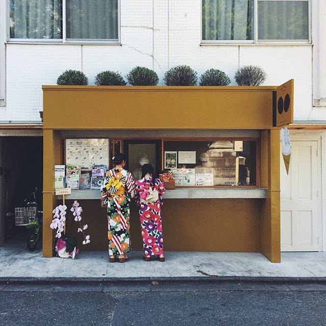 @tsqnn on Instagram: “店構えが可愛すぎる☁ 大っきいわたがし食べながら歩くのちょっと恥ずかしかった…。 ㅤ ㅤ 🌳🌳🌳🌳🌳🌳 ㅤ ㅤ #jeremyandjemimah #jeremyjemimah #yukata #watagashi #sakuramochi #pink #sweets…” (55381)