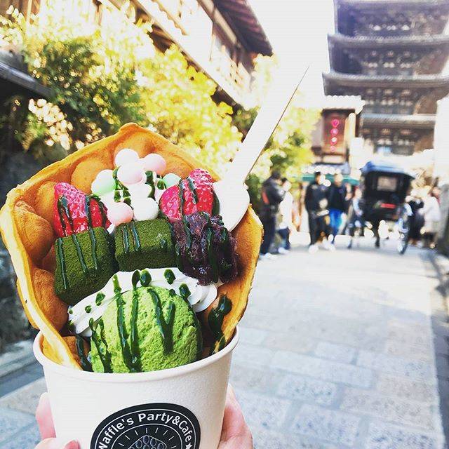 Waffle's Party&Cafe(エッグワッフル店) on Instagram: “. おはようございます！ 朝は少し雪も舞ってましたが 今はいいお天気の京都です。 本日も営業してますので 清水にお越しの際には是非 お立ち寄り下さいね😊 . . #@feel_kiyomizudera #清水寺 #京都観光 #ワッフル専門店 #kyoto #kyototrip…” (55473)