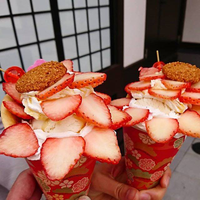 masaki on Instagram: “_ 京都スイーツ🎵 イチゴ好きにはたまらん😋_  彼女はイチゴ嫌いやのにこれ食べに行くの付き合ってくれました(笑)🙏_  美味しいんやけどな～🍓 1,000円か…高い～(笑)💸_  この金額で滋賀の年輪やとデカいクレープ２つ食える❗(笑)  観光地やから仕方ないよね～😅_…” (55481)