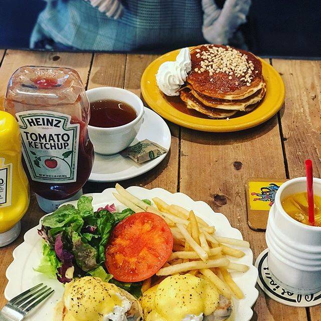 Sho on Instagram: “行ってみたかったGlorious Chain Café エッグベネディクト美味しかった〜 次行くときはハンバーガー食べてみたい( ˆoˆ ) 相方のバナナパンケーキ🥞予想以上に大きかった 笑  #GloriousChainCafé #sibuya #lunch…” (55965)