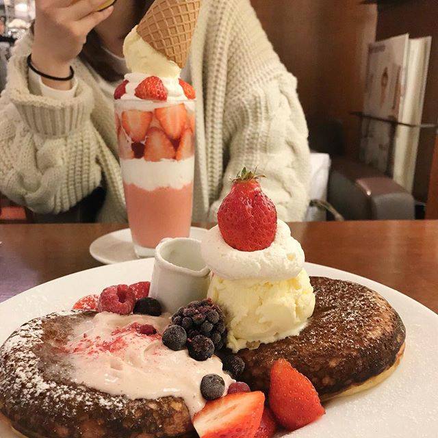 @chihyang.k18 on Instagram: “↪︎🍓🍓🍓 * * もっちもちのパンケーキが 美味しかった🥞 #ちょいと焦げ気味やけどね 👩🏾 * *  #osaka #umeda #cafe #bibliotheque #🍓 #sweets #pancake #strawberryparfait  #大阪 #梅田カフェ…” (55977)