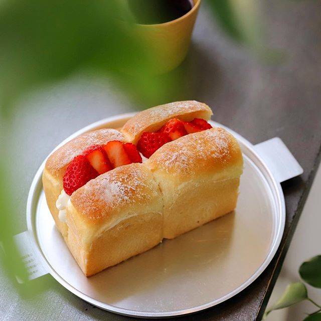 きょん。 on Instagram: “. .はるくもsun@taroupainアパートの中にあったかい場所みーつけた。もちっとあんまーいフルーツサンドの食感&風味たるや来世でまた再会したいと思ったほど。#はるくもsun#bread#sweets#coffee” (57693)