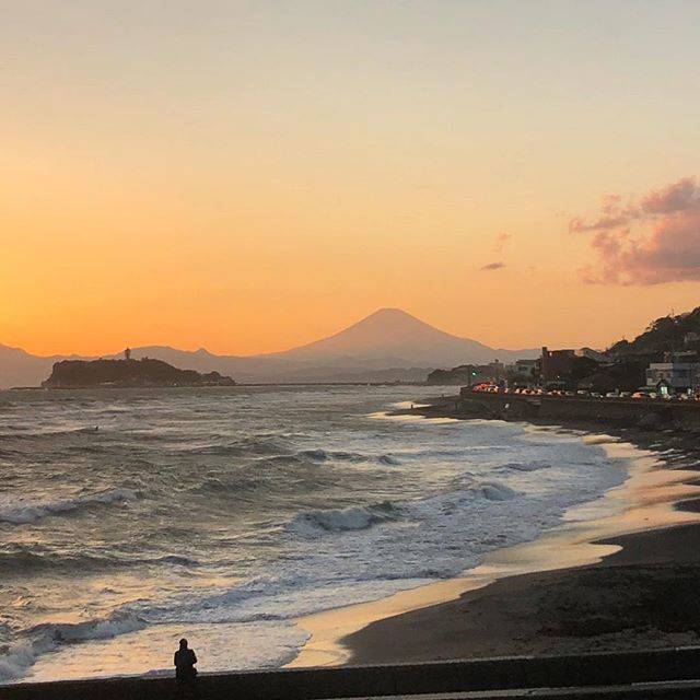 @hachiandkyu on Instagram: “#mtfuji #sunset #enoshima #ocean #beach #waves #sky #eveningwalk #inamuragasaki #shonan #nature #magic #富士山 #夕焼け #江ノ島 #稲村ケ崎 #夕方 #散歩 #海 #砂浜…” (59368)