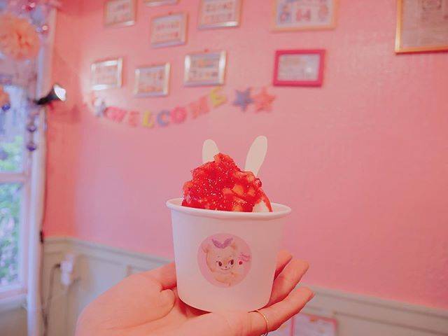 Saori on Instagram: “・ 娘が前から行きたがっていた アイスクリーム屋さん @sweet_twist__ へ🍨🦄💕 ・ ・ ・ ・ ・ 木いちごヨーグルトだったかな🍓 ・ 私1人なら入れないくらい可愛い空間👸🏼✨ ・ #sweettwist #icecream #pink #lovepink…” (59446)