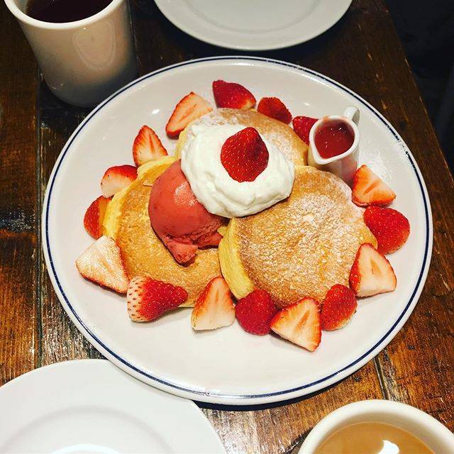 @misa_tkn on Instagram: “…(๑˃̵ᴗ˂̵) 初 奇跡のパンケーキ✨ 美味しい！美味しすぎる😆 行列できるの納得。 2人で半分こしたけど、一人でもぜんぜんいけるわ‼ また食べよっと💕 ・ #フリッパーズ #奇跡のパンケーキ #あまおうづくし🍓 #フワトロパンケーキ #下北沢カフェ #カフェ巡り…” (59459)