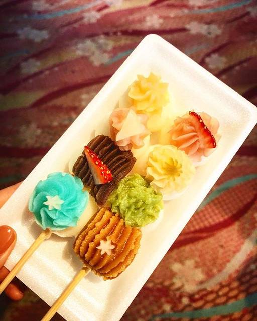 Kasumi on Instagram: “名古屋旅✈︎ めっちゃ走って汗かいたけど、 17時ギリギリに行って、 最後のお客さんになれました。 恋小町だんご🍡 全部味が違うの。 可愛くて美味しかったよ💛 これが食べたくて犬山城下町へ行ったからほんとよかったよ(´；ω；`) #旅#観光#名古屋#犬山城下町…” (59544)