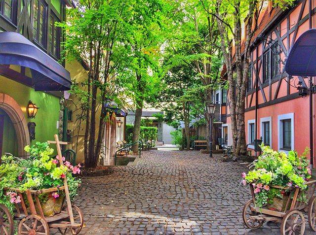 鶴野充茂 (Mitsushige Tsuruno) on Instagram: “おはようございます。天気が下り坂のようですね。これは東京・品川近くの住宅街にある一角です。ロケによく使われてます。 .  Small German-like city spot in Tokyo residential area. . . . . . . (東京・港区) . .…” (59560)