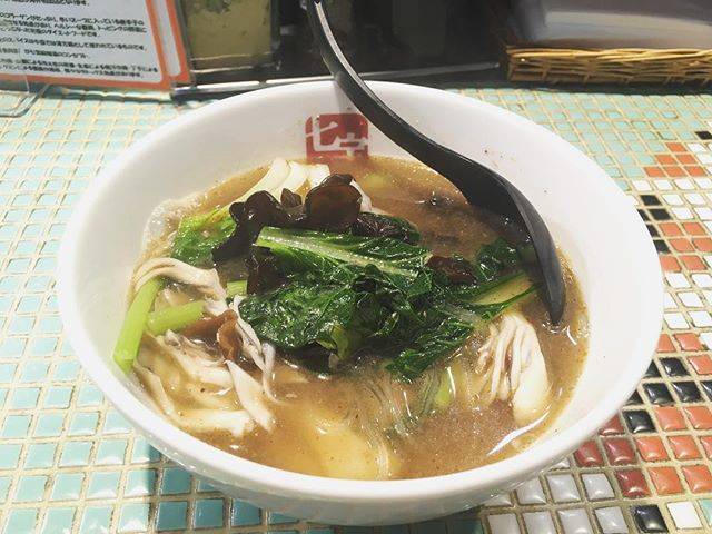 nanami on Instagram: “一人ランチで#七宝麻辣湯 🍜具材が3種類選べる、ヘルシーだけど食べ応え抜群の春雨。辛さは1。オプションでスープを#薬膳  に。汗かいたー！！紙エプロンあるのが女性にやさしい。また行きたい☺️#ごちそうさまでした 🙏✨” (59890)