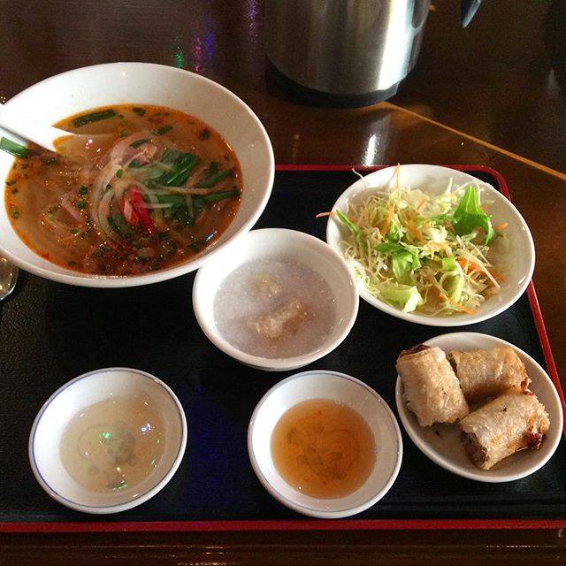 @goma_withme on Instagram: “お昼はフォーが食べたくなってひさびさにフォーベトへ。揚げ春巻きセットのフォーはピリ辛豚にしたよ。デザートはバナナのチェー🍌これで680円はかなりお安いよねー😉😋#lunch #フォー #フォーベト #ベトナム料理” (59988)