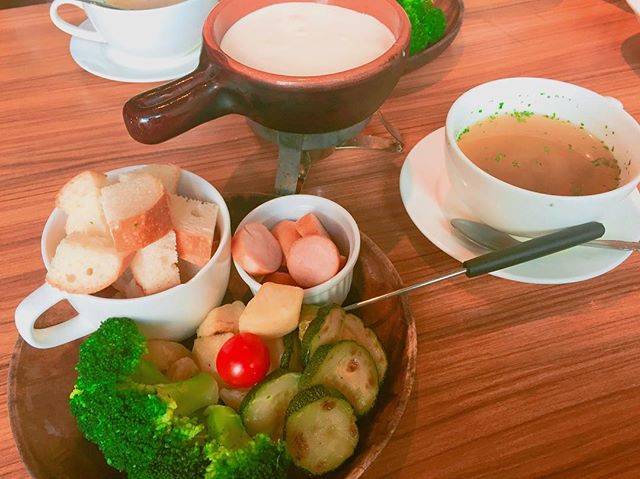 Miku Ikeda on Instagram: “.みいとチーズフォンデュ食べてきた〜^ ^美味だけど、チーズ重かった、、、、..#チーズフォンデュ#池袋#thelifetable” (60000)