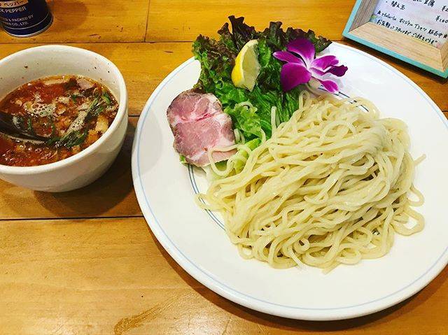 🐰💜🐹 on Instagram: “池袋の麺屋Hulu-lu 辛味つけ麺 金曜日はつけ麺Day。カフェ風のハワイアンな店内は女性でも入りやすい。レタスにレモンで爽やかさもあり。からうまスープの飲み干しは言うまでもない… #池袋 #ラーメン #つけ麺 #hululu #ramen #池袋ごはん #tsukemen…” (60035)