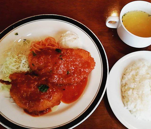 たゆた@ぐるめぐり on Instagram: “ミラノ風カツレツ《CASA DEL GUAPO》 カリカリサクサクな衣を切るとチーズがトロ〜っ(*'‐'*)いいねえ。お肉も柔らかくておいしい。スープはびっくりするくらい塩辛かった(笑)  #グルメ #ランチ #lunch #casadelguapo #カサデルカポ #チキン…” (60089)