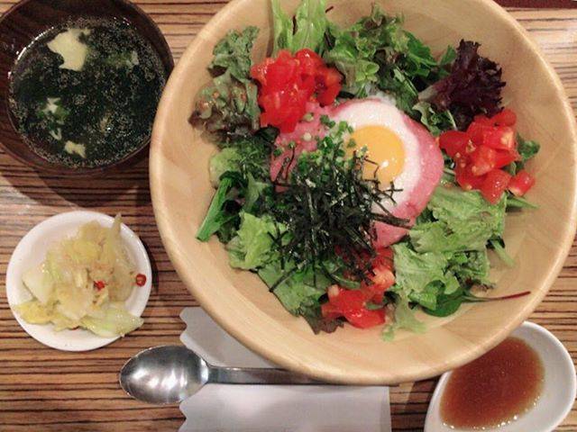 Eimi Suzuki on Instagram: “ネギトロサラダ丼。お味噌汁、スープ、漬物がセルフサービス。初めて入ったお店だったけど、量も多くて大満足！！#下北沢 #shimokitazawa  #定食 #カフェ #黒川食堂 #ネギトロ丼” (60175)