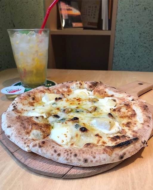 @mcp_honma on Instagram: “阿佐ヶ谷駅高架下、てくて内の本が読めるピザ屋さん。 5種のチーズとクルミのピザで、チーズたっぷり！ 蜂蜜をかけると間違いない美味しさでした🍕 ・ チンクエフォルマッジ ナチュラルソーダ マンゴー ・ ・ #pizzafornocafe #ピッツァフォルノカフェ…” (60305)