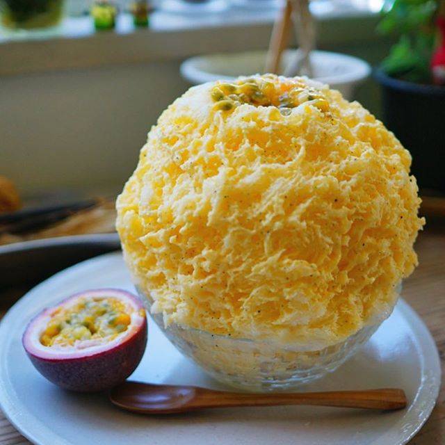 なかとも on Instagram: “大阪『cocoo cafe』パッションなang。 . (パイナップル風味のang(アングレーズ)。中にはキャラメルクリーム。別添えでパッションフルーツ) . . #隣に支えられての写真でございます…” (60452)