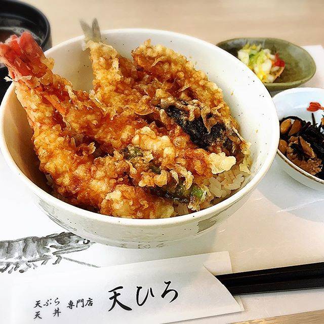 nozomi on Instagram: “今日は、近所の天ぷら屋さんでランチ😋🍤 久しぶりの天ぷらに昨日からワクワク。 上天丼ランチを注文して結構早く出てきたと思ったら天ぷらの数が多いのかこのサイズの天丼がもう1つか天ぷらが出てくると… さすがに天丼２つも食べれないから天ぷらにしたけどかなりのボリューム満点でした‼️…” (60597)