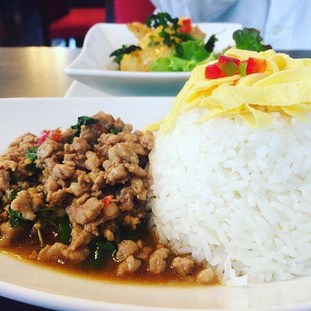 フジイ ユウジ on Instagram: “GW後半はタイ料理から。お客さん女の人ばっか。#タイ料理#子供は学校” (60625)