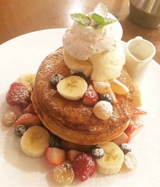 Chandra Bose on Instagram: “イーマ地下一階のカフェ&ブックス ビブリオテーク大阪さんにて、5月限定のスペシャルフルーツのパンケーキ『マカダミアナッツソース』をいただきました*\(^o^)/*…” (60972)