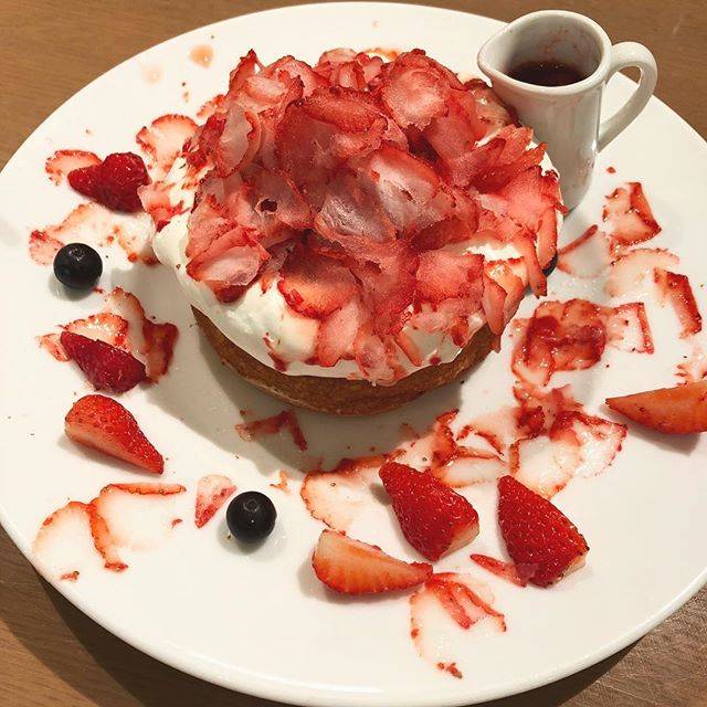 @ikurachoco on Instagram: “大好きなパンケーキ♡ ビブリオテーク♡ ・ いろんなパンケーキをいただきましたが、ここのパンケーキを夫婦二人してとっても気に入っております♬ ・ 何年振りかに訪れました。安定の美味しさ♡ 18時頃に行ったのでガラガラですぐ入れてよかった♡ 2人で1つでちょうど良い量です！…” (61205)