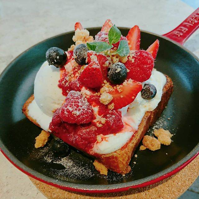 sodeko(そでこ) on Instagram: “久し振りにパリにいるような気分でモーニングが食べられるアニヴェルセルカフェに行って来ました🎵 * * *・ミックスベリーとバニラアイスクリームのパンぺルデュ(1400円)…” (61604)