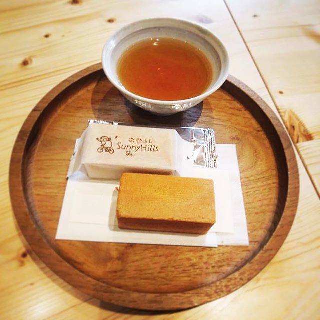 kokorowaoosama on Instagram: “パイナップルケーキ@サニーヒルズ台北で有名なパイナップルケーキの日本店。台湾と同じように、おもてなしのお茶とケーキがいただけます🌟#サニーヒルズ#微熱山丘#パイナップルケーキ#表参道#試食ではなくおもてなし” (63463)