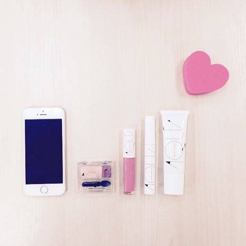 アクア・アクア_オーガニックコスメ on Instagram: “💓 朝の持ち物チェック。 . . #雨の日はピンク多めで #♡はファンデスポンジです  #ミニマムメイク #ピンク #pink #コスメ #化粧品 #メイク #cosmetics #makeup #ナチュラルコスメ #オーガニックコスメ #inmypouch #inmybag…” (64402)