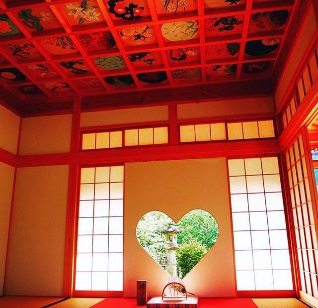 オトナ旅。一度は行ってみたくなる日本の名所 on Instagram: “≪正寿院 ハートの窓♥≫ 京都 正寿院の写真です✨ なんといってもこのハートの窓が可愛らしいですね💕 そして正寿院の風鈴祭りは9月18日まで！ぜひこの3連休行ってみてはいかがでしょうか☺ この写真は @kurasaki025 さんにご提供頂きました！☺…” (66474)
