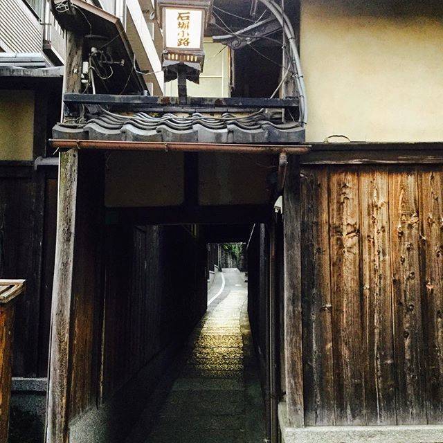 akaharaimocyan on Instagram: “路地の奥は興味深い  I am interested in the back of the alley . . #discoverjapan  #kyoto  #Киото #Kioto #교토 #streetdocumentary  #higashiyama…” (66688)