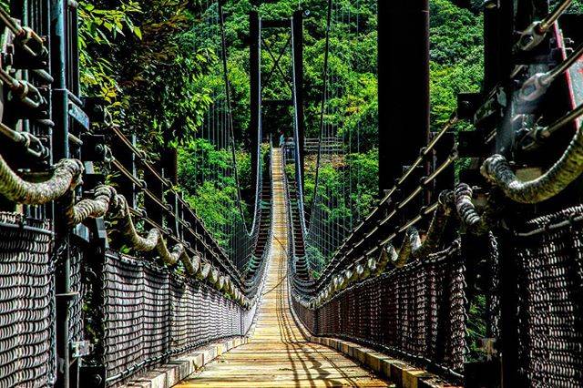 荒川 和久 on Instagram: “吊り橋が台風の風で揺れてる。 なかなか怖かった。 一緒に渡った子どもがガン泣きしてました。 恋愛の吊り橋効果は確かにあるかもしれない。 #ig_japan #ig_nippon #ig_nihon #ig_captures #ig_cameras_united…” (66727)