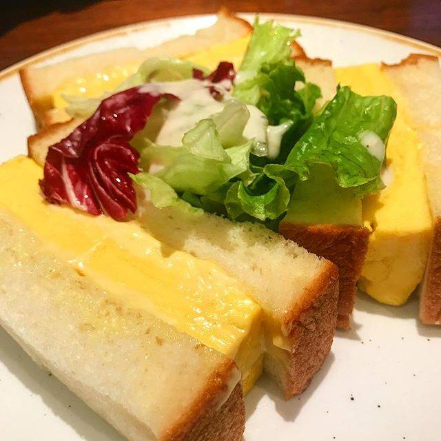 Kiyoshi Kawamoto on Instagram: ““厚焼きたまごサンド” パン、たまご、それぞれが持つ旨味や甘味が存分に感じられる。その味を引き出すために、凝ったことはせず、シンプルに💕それにしてもごっつい分厚い！これだけで お腹いっぱいに😍 #カフェめぐり #eggsandwich #cafe #sand #love…” (66783)