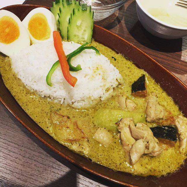 🍷❼❼❸👖💙 on Instagram: “今日のランチはマイペンライ で#グリーンカレー を食べたよ🍃😋 🌶🌶ちょっと辛い！ が美味しかった辛いから合間に食べるキュウリも良かった👍👍 #カーキ だw” (66805)