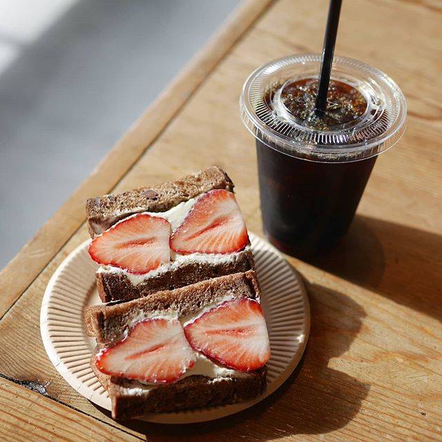 あすも on Instagram: “VIKING BAKARY F@乃木坂 * 『苺マスカルポーネサンド』 * 食パン専門店でフルーツサンド🍓 *  しっとりもちもちのみみまでおいしい食パン、 チョコレートがしっかり✨ * ちょっぴり苦めのチョコレートに、 まろやかなマスカルポーネ、…” (66816)