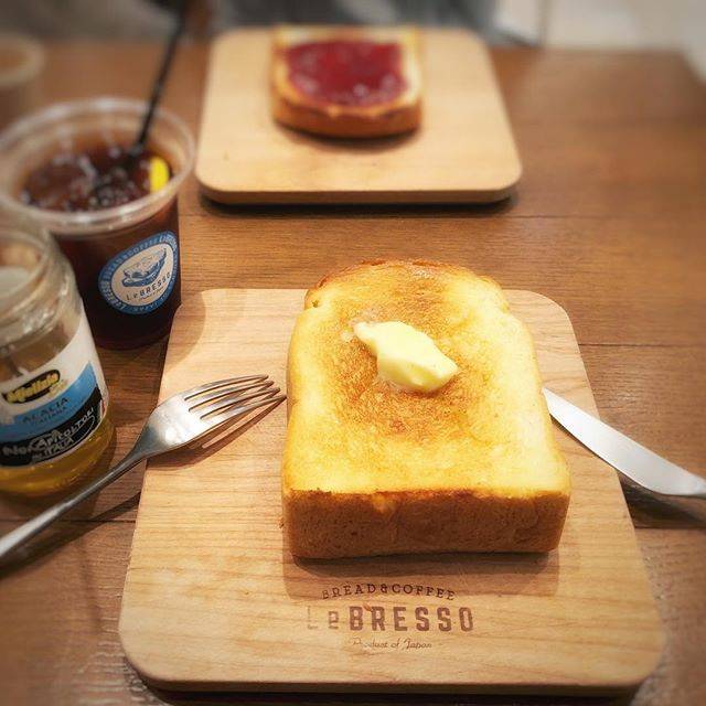 MIKI-p🐈 on Instagram: “🍞食パン食べたくて厚切りバタートースト甘い香りのパンは外はさっくり中はしっとりバターとアカシヤのハチミツ付きはー幸せ♡#レブレッソ” (66831)