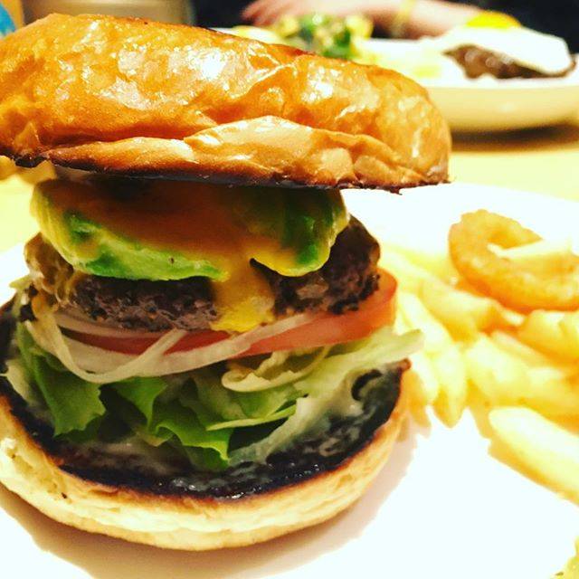 かよこ on Instagram: “アボカドチーズバーガー✨美味しかった〜。#レイヤーズ#思い出すとお腹空く#アボカドチーズバーガー#バンズも美味しい” (66888)