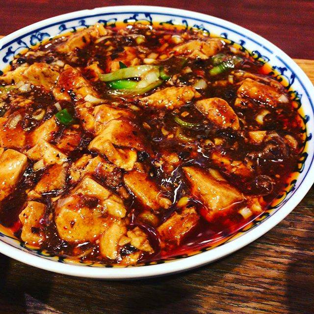 @ringo421 on Instagram: “最近ハマってるシリーズ、麻婆豆腐。今日は山椒スースー系まーぼーで。#辛さ増し増し#最近麻婆豆腐流行ってるっぽい#行列すぎ#やっぱり辛いの最高” (66989)
