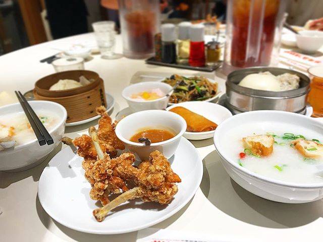 a&k on Instagram: “. 横浜中華街のお粥専門店。 2種類のランチセットをオーダー。 名物のお粥と、手前の揚げ物は 梅みそソースが付いた鳥の唐揚げ。 これも名物みたい。 お粥は半分そのまま頂き、 残りはザーサイや白髪ねぎを添えて。 味が変わって2度3度楽しめます。…” (67562)