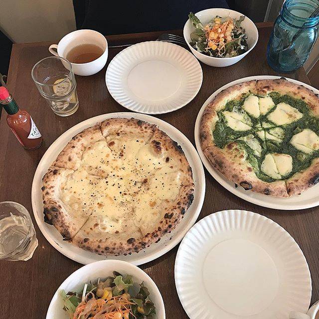 sakura on Instagram: “.最高な生地と最高なチーズ最高なサラダ&スープと最高なドリンクバーをなみ先輩と😭❤︎これで1人¥800て嘘信じられないおじいちゃん家に走って1分.#pizza” (67660)