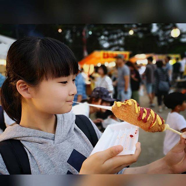 学習塾@波川道場 on Instagram: “近所の公園のお祭りにて。『来年はご馳走する！』とゆー去年の約束を果たすww  アメリカンチーズドッグ。  もう少しチーズが伸びてくれたら映えたかな？ww  #お祭り #まつり #夏祭り #アメリカンチーズドッグ #韓国式 #韓国式ホットドッグ  #のびるチーズ  #おいしい…” (67907)