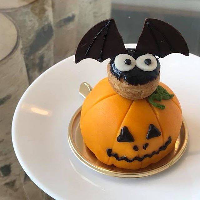 Dominique Ansel Bakery Japan on Instagram: “With Halloween just around the corner, meet our Pumpkin Religieuse, a double-decker cream puff that's all dressed up as a jack-o-lantern…” (68622)