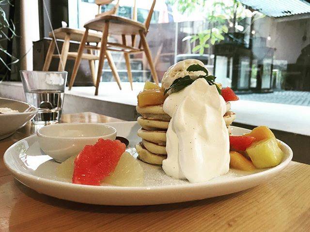 ココ🌿🍃 on Instagram: “長女と美容院の帰り道に、長女リクエストのパンケーキを。.全部同じ大きさで同じ厚みに同じ柔らさ。下の方が冷えてないなんて。プロってすごい。と喜びながら食べてました。.#普段私が作ってるパンケーキの全て逆だね☺#夏の思い出#uznaomombone #原宿” (68638)