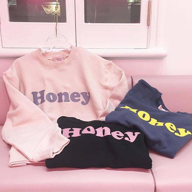 HONEY MI HONEY on Instagram: “名古屋POP UPで先行販売していたアイテムが入荷致しました！ しっとりとした柔らかい素材のスウェットは着心地抜群。 裏起毛なので暖かく着て頂けます。  Honey logo sweat ¥12,000  #HONEYMIHONEY #HONEYMIHONEYSTYLE…” (69268)