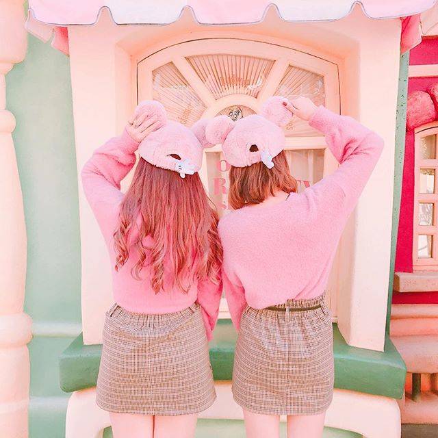 ♥ rinako ♥ on Instagram: “. . . まほ姉とピンクのキャップに合わせて ピンクコーデで双子ちゃ👯୨୧ . このキャップ後ろまでミッキーの手の形 になってるから後ろ姿までかわいい！ もっふもふでお気に入り︎︎︎でふ❤︎ . . . #ディズニー #ディズニーランド #東京ディズニーランド…” (69386)