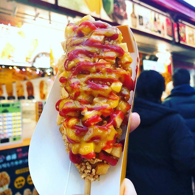 @madeinkoenji on Instagram: “1時期ものすごい行列だったけどだいぶ落ち着いたみたいなので、、、はじめて食べてみました😁  お店によって味違うの？今回はソウル市場のハットグ屋さん。  ソースはケチャップ、マスタードのほかにも何種類かあったけど、お砂糖があったのにびっくり。…” (70480)