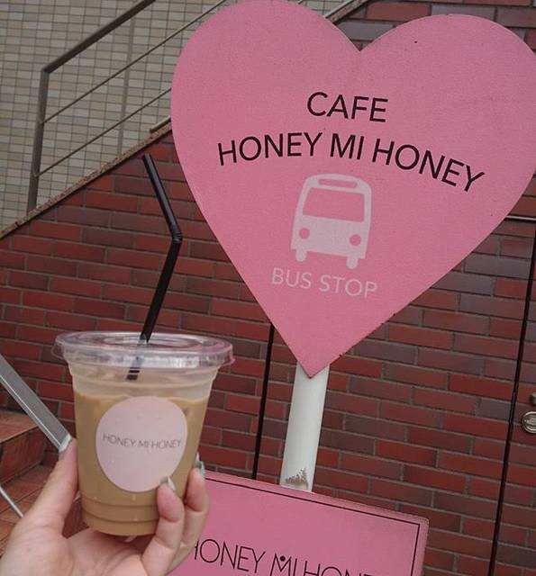 青山黒絵 on Instagram: “買い物ついでにドリンクも🍹#honeymihoney #shop #cafehoneymihoney #harajuku #cafe #houjichalatte #pink #ハニーミーハニー #ショップ #原宿カフェ #ほうじ茶ラテ #ピンク” (70616)