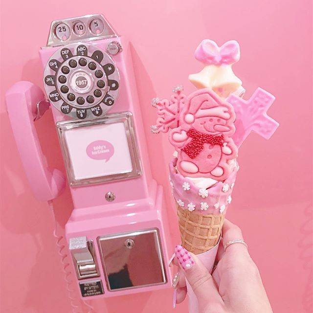 maa on Instagram: “. . 久しぶりのEdd'ys icecream🍦💓 . クリスマス限定のソフトクリーム pink snowを食べに行ってきました❤️ . トッピングが細かいところまで可愛くて 特にこのピンクの雪だるまのクッキー がたまらなく可愛いすぎたぁっ⛄️💕 . . #東京 #原宿…” (70685)